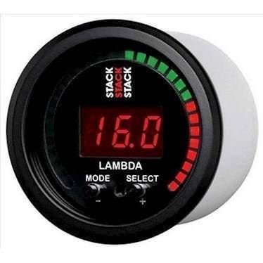 Stack Wideband Air-Fuel Ratio (Lambda) 52mm ur med 0-5 volt udgang. Sort baggrund.