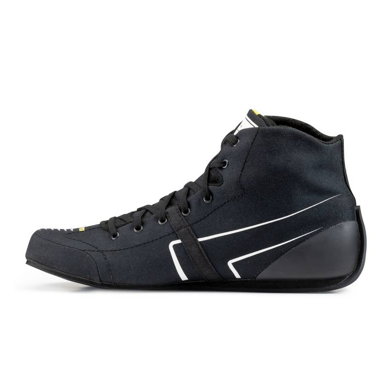 Sabelt sko model Hyper TB-12. Sort. Str. 38-46. Medium højde. FIA-8856-2018-godkendt.