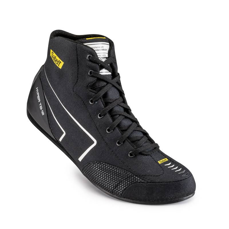 Sabelt sko model Hyper TB-12. Sort. Str. 38-46. Medium højde. FIA-8856-2018-godkendt.