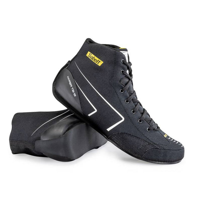 Sabelt sko model Hyper TB-12. Sort. Str. 38-46. Medium højde. FIA-8856-2018-godkendt.