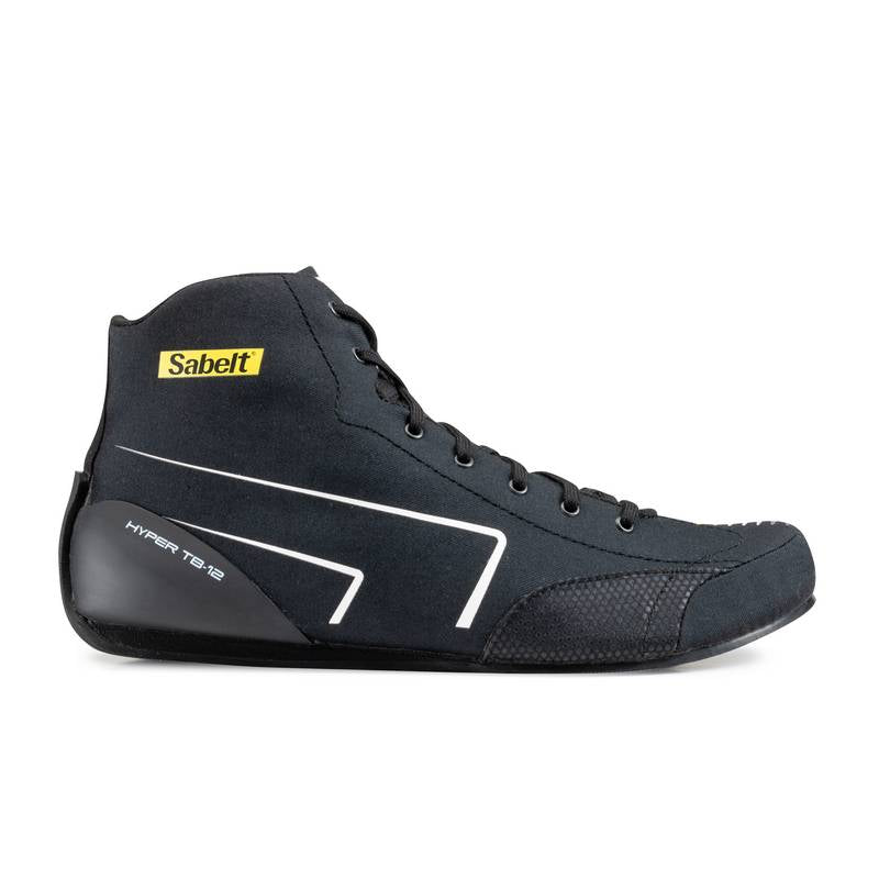 Sabelt sko model Hyper TB-12. Sort. Str. 38-46. Medium højde. FIA-8856-2018-godkendt.